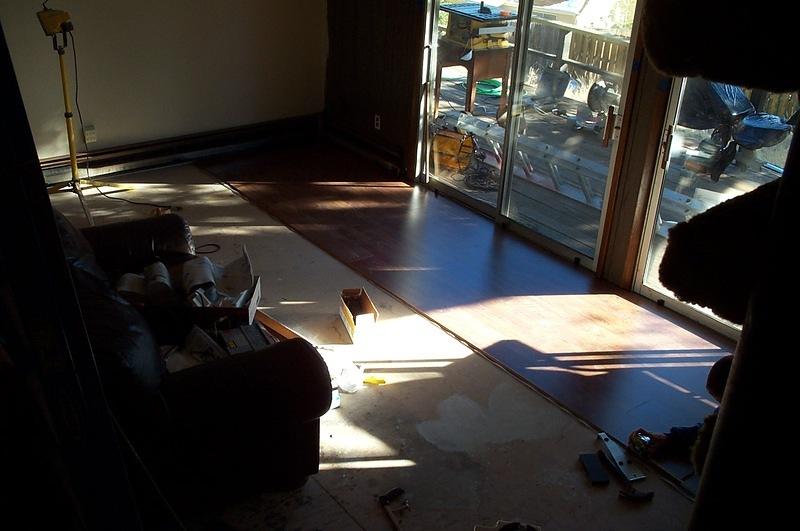 Putting down the laminate floor in the living room