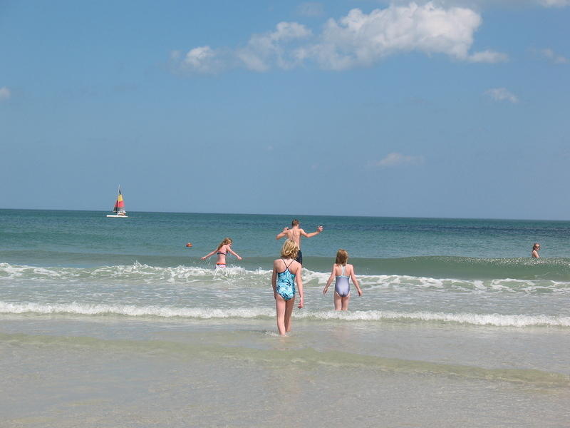 Alan and girls head out to splash in the waves